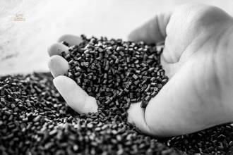 Schwarzes Gold: CO2-negative Kunststoffgranulate mit besseren Eigenschaften und zu günstigen Preisen.
