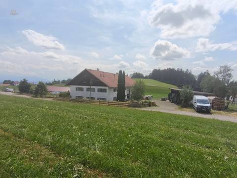 Wohnhaus mit Parkplätzen und Carports 1a