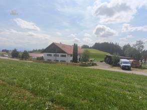 Wohnhaus mit Parkplätzen und Carports 1a
