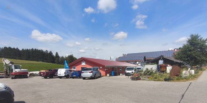 Firmengebäude mit Parkplatz